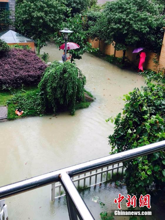金华遭暴雨袭击 城市道路被淹