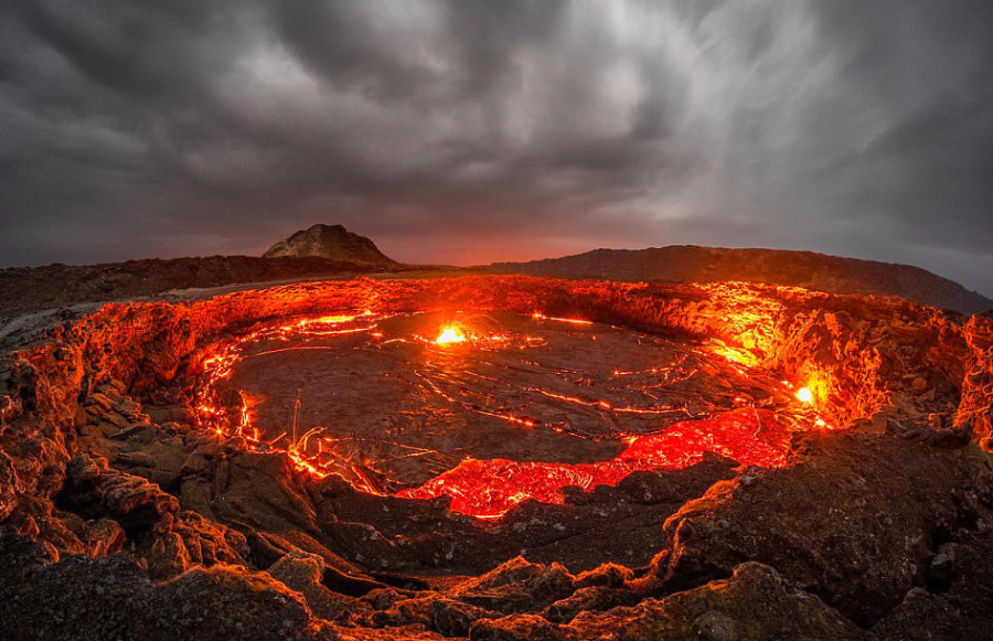 百年火山湖喷射上千度高温岩浆 壮观宛如地狱之门