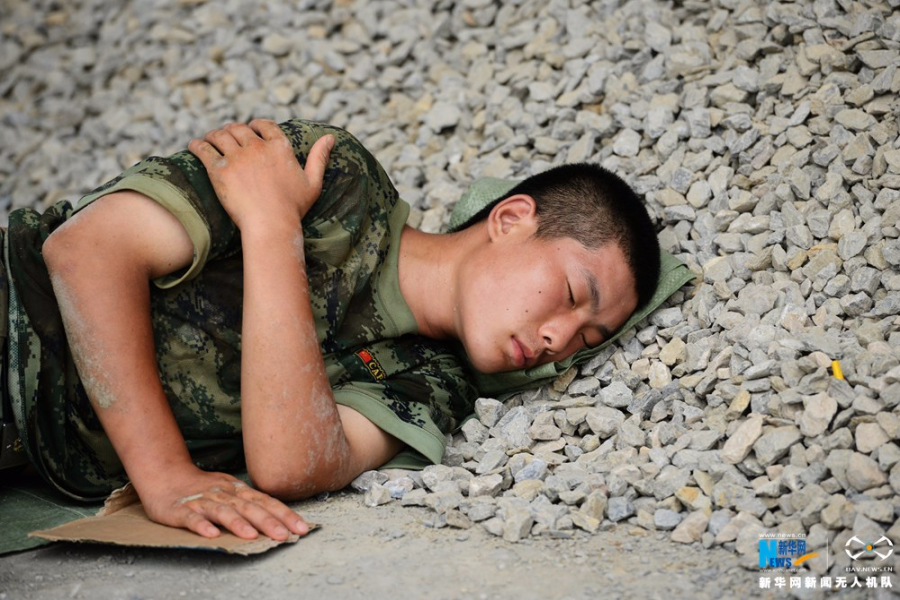 新华网航拍:抢险一线席地休整的武警官兵 ( 4 / 11 ) 2016年07月15日