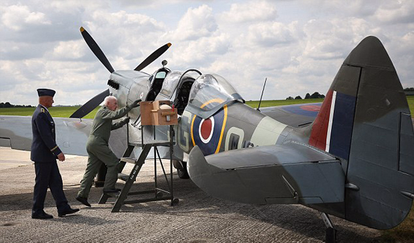 捷克二战空军老兵再驾战斗机圆飞行梦