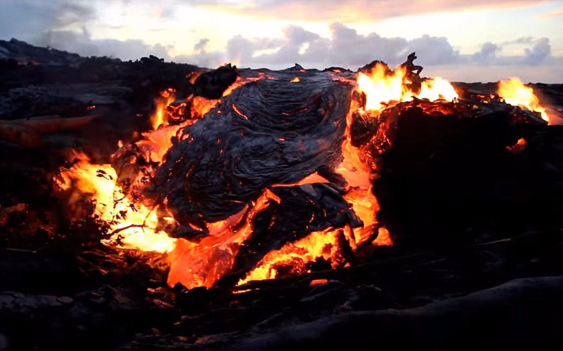 夏威夷活火山喷发 熔浆吞噬森林