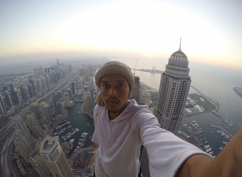 城市探险者摩天楼顶秀自拍 勇敢无畏