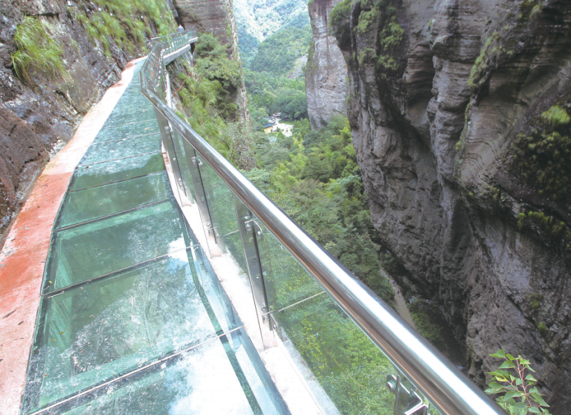 雁荡山首条玻璃栈道16日开放