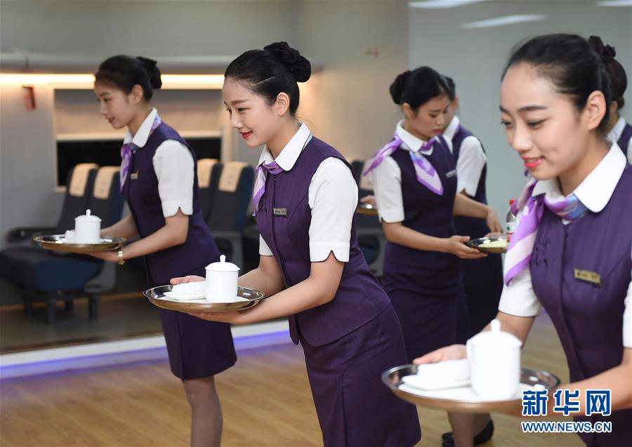 8月17日,杭州客运段"高姐"开展礼仪形体,服务规范的强化培训.