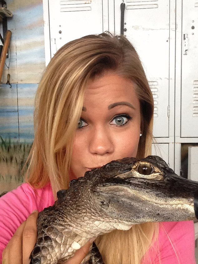 美女子15岁起独自抓短吻鳄 已捕获百余只