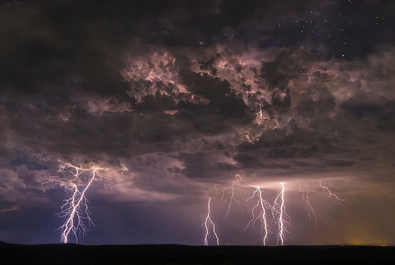 澳摄影师自家楼顶拍闪电 捕捉震撼之美