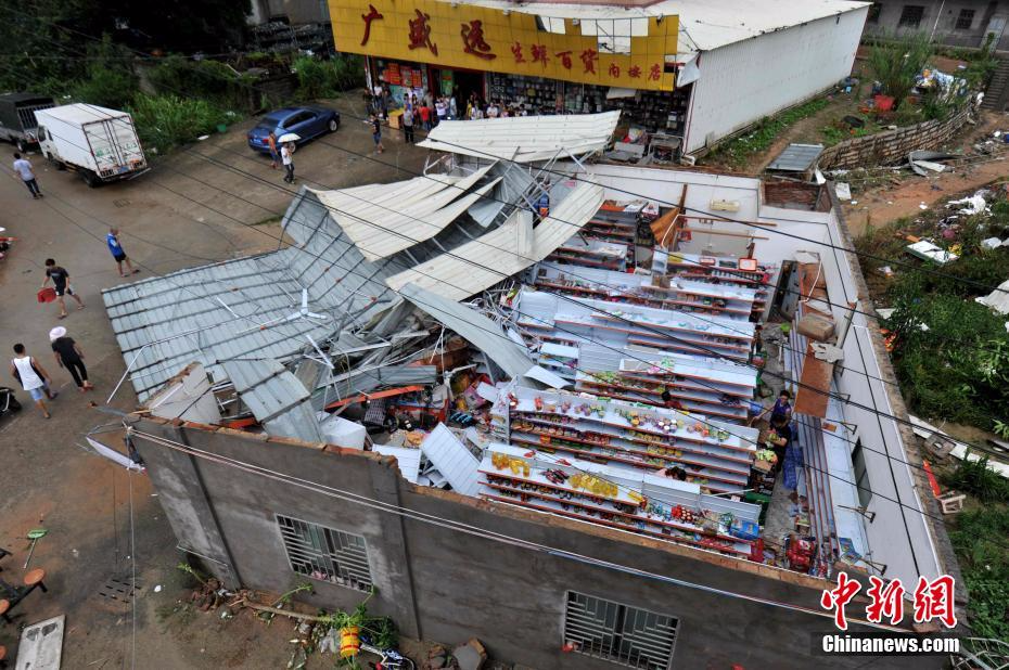 强台风"莫兰蒂" 肆虐厦门翔安 超市房顶被掀