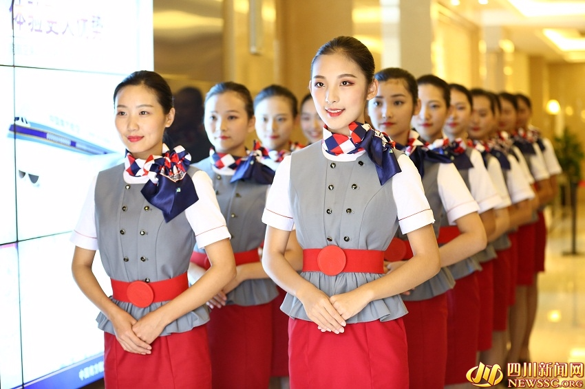 航空公司高校招空乘 高颜值美女帅哥扎堆竞聘