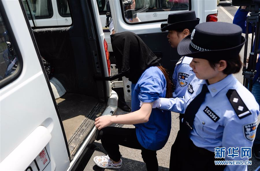 在江苏扬州泰州机场,21名犯罪嫌疑人从菲律宾被押解回国(5月