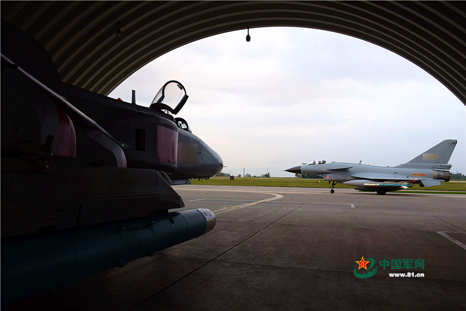 南部战区空军联合作战演练 战机起飞似利刃出鞘