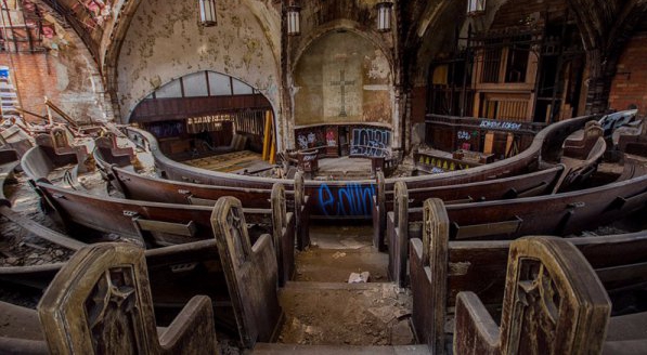 摄影师拍底特律废弃教堂独特之美