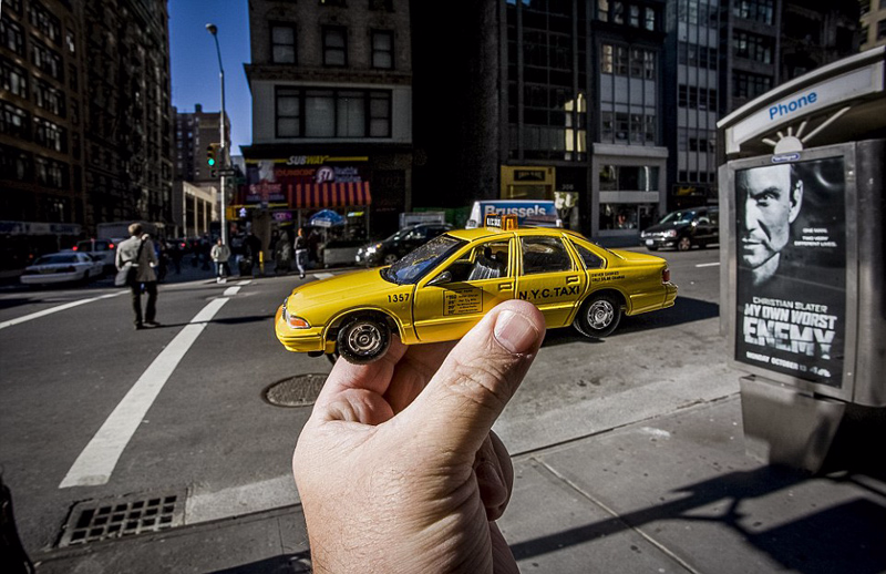 巧妙!英摄影师用纪念品取代著名地标拍照