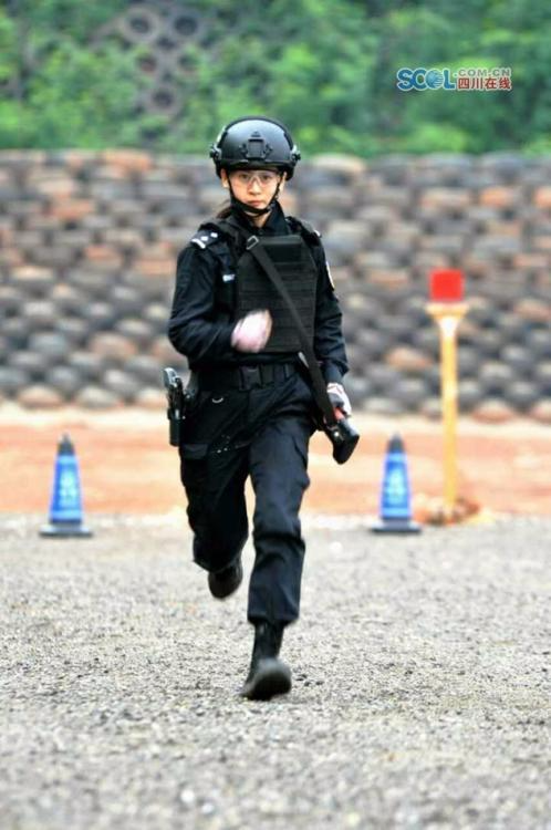 四川女特警上演大比武 高颜值"霸王花"帅气亮相