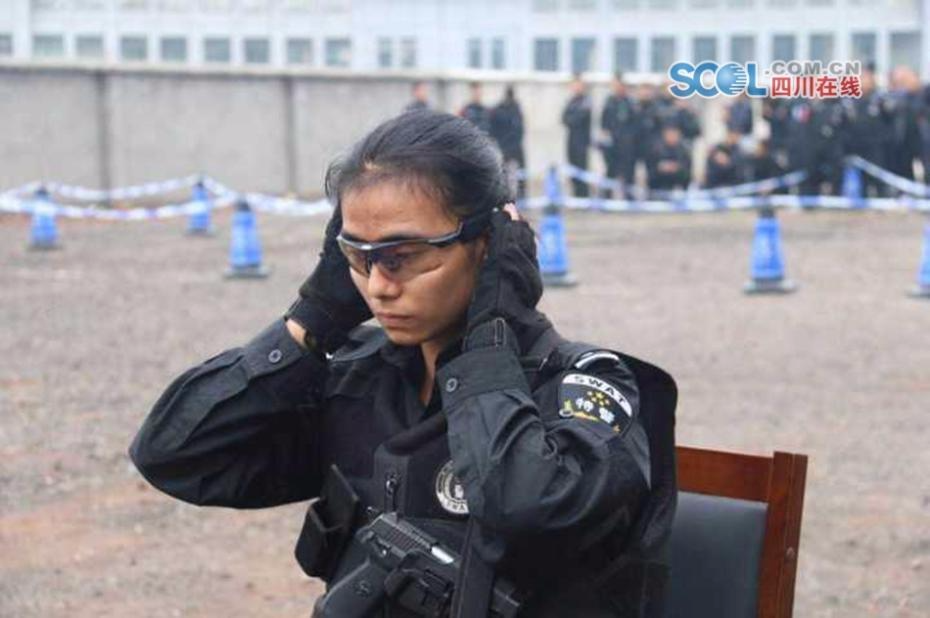 四川女特警上演大比武 高颜值"霸王花"帅气亮相