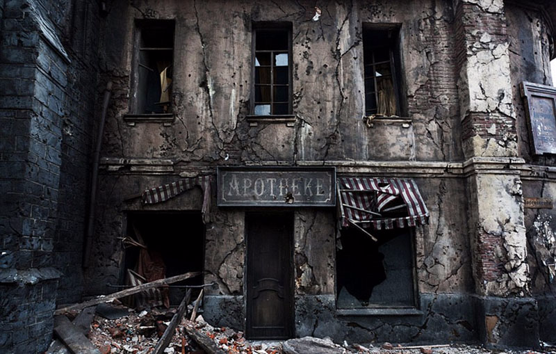 针对第二次世界大战的毁灭性破坏,真实还原了战争年代的城市景象