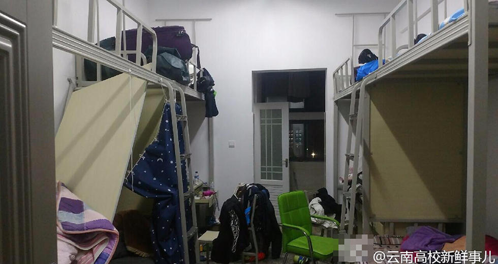 据网友爆料,16日,在云南艺术学院一间男生宿舍,上铺的床板突然塌了,坐