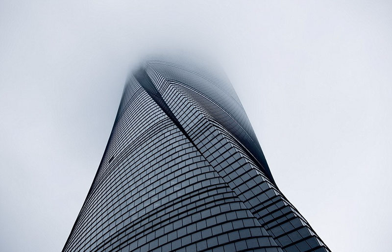 上海中心大厦,耸入云端,令人惊叹.