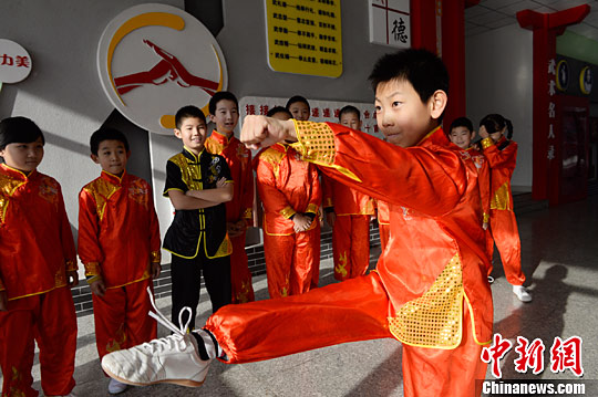 呼和浩特小学生课间操"练武功"