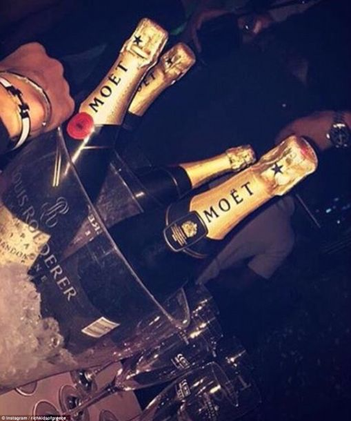 希腊富二代晒奢靡生活 豪车钥匙摆满一桌