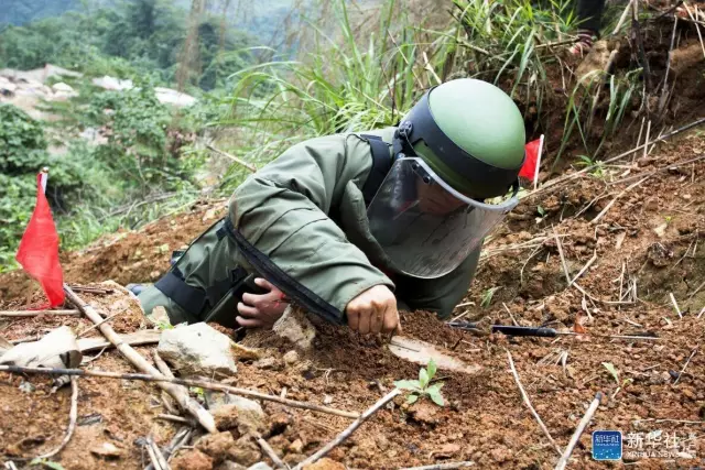 实拍扫雷兵拆除生锈地雷