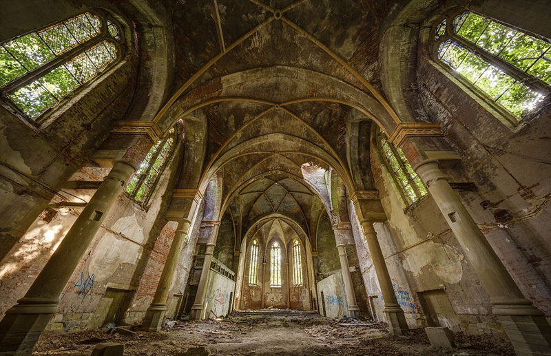 欧洲废弃教堂破败不堪