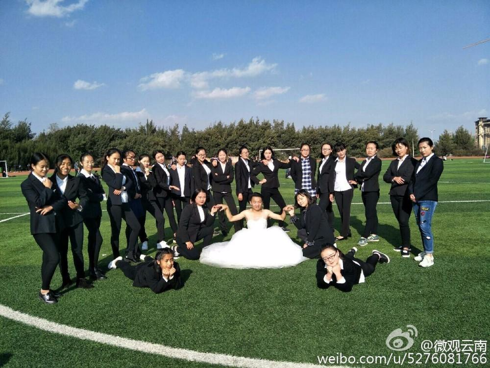 云南一男大学生披婚纱"嫁"49名女生