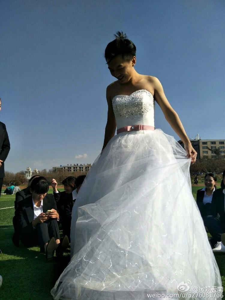 云南一男大学生披婚纱"嫁"49名女生