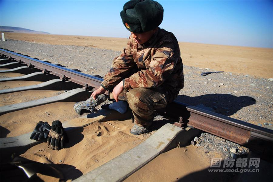 探秘中国唯一一条军管铁路 建在胡杨无法生存的地方