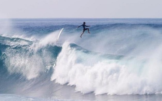 挑战夏威夷巨浪 冲浪者腾空跃起"踏浪而行"