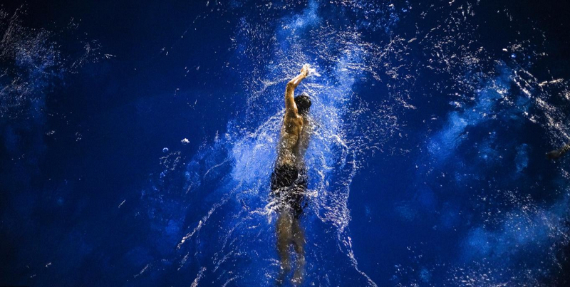 摄影师李祚荣在跳水训练中抓拍到运动员跃入水中荡起阵阵涟漪的画面.