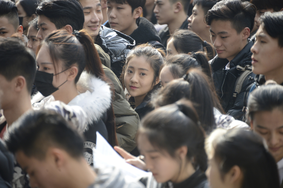 北影艺考复试现场帅哥美女如云考生时尚装备大pk如走秀