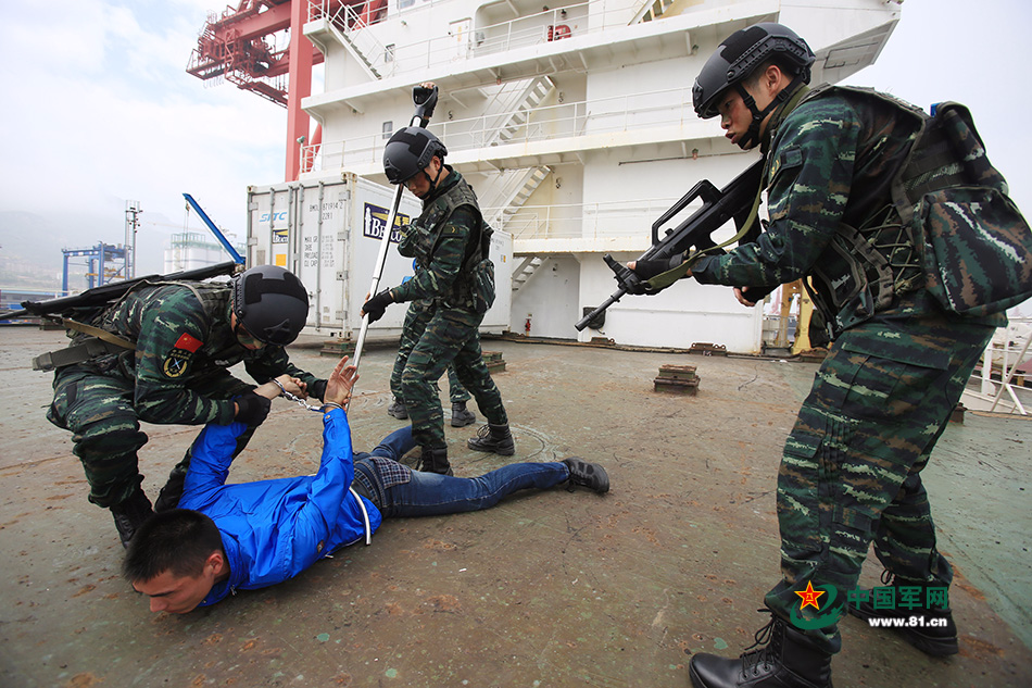 云龙特战队队员在外轮对"犯罪分子"进行协同控制并上铐.