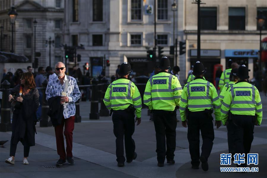 5月23日,警察在英国伦敦特拉法加广场巡逻.
