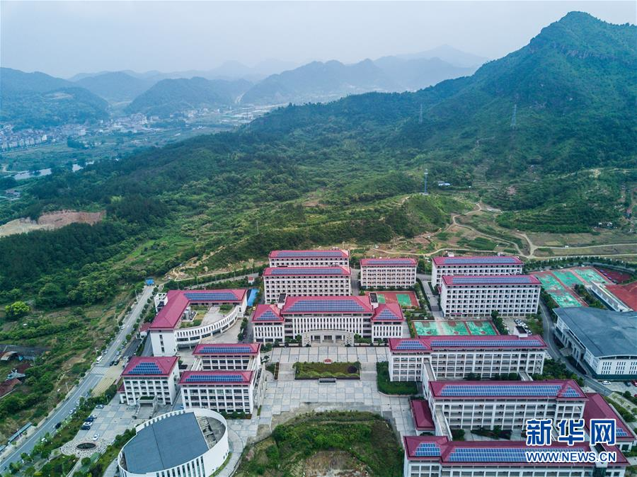 空中俯瞰缙云县仙都中学的光伏屋顶发电设备(6月2日摄)
