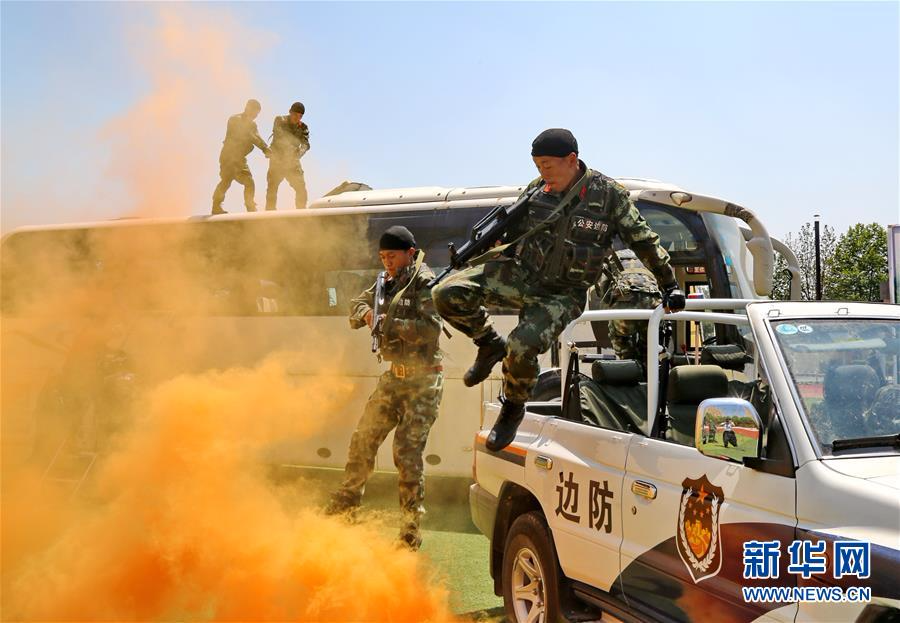 6月8日,河北省公安边防总队特勤队官兵在进行反劫持演练.