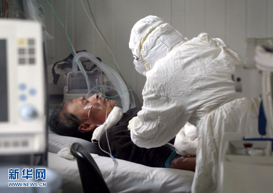 2003年5月12日,小汤山非典医院里,医护人员正在对患者实施抢救.