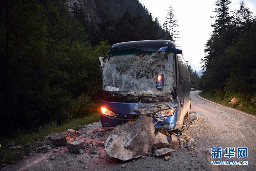 （九寨沟地震）（1）通往九寨沟县地震灾区道路受损