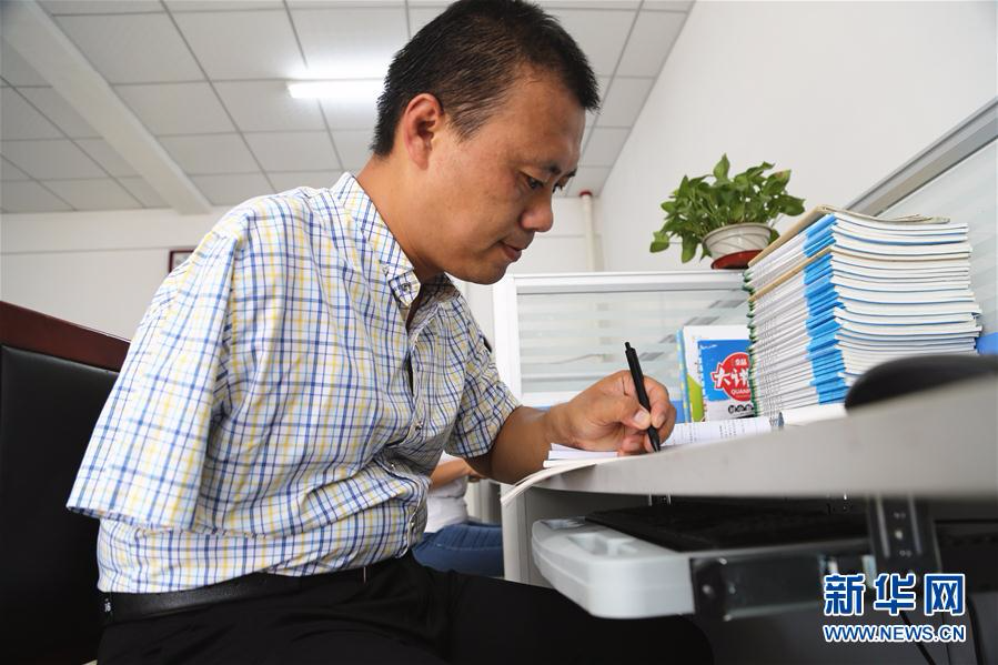 独臂教师李福龙的快乐教学