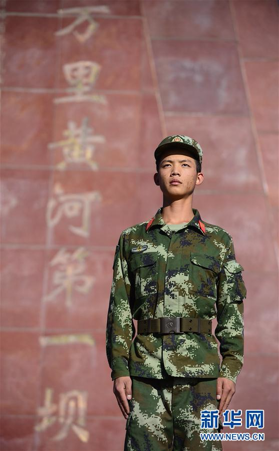 9月6日,武警青海省总队海南州支队第四中队战士雷剑云在龙羊峡水电站