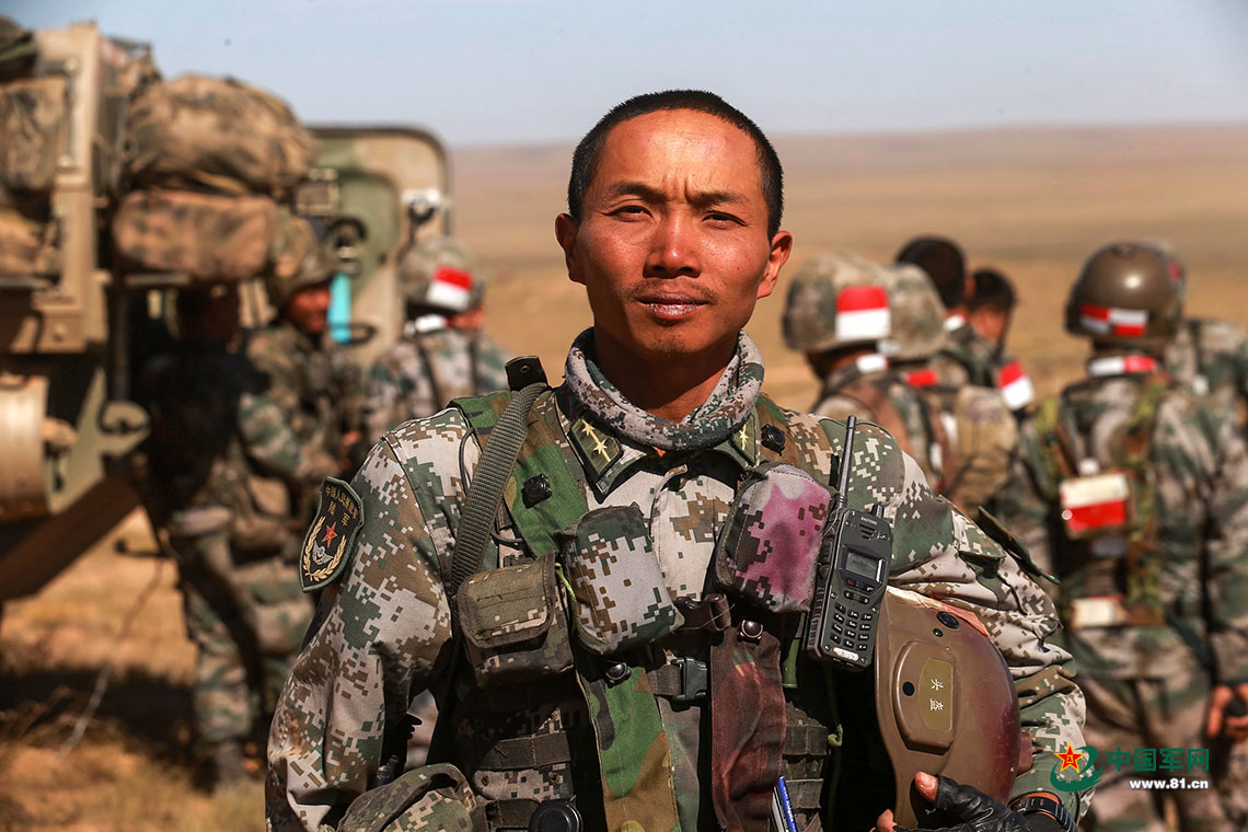 "跨越-2017·朱日和"落下战幕 "暴风雨"与"草原狼"握手