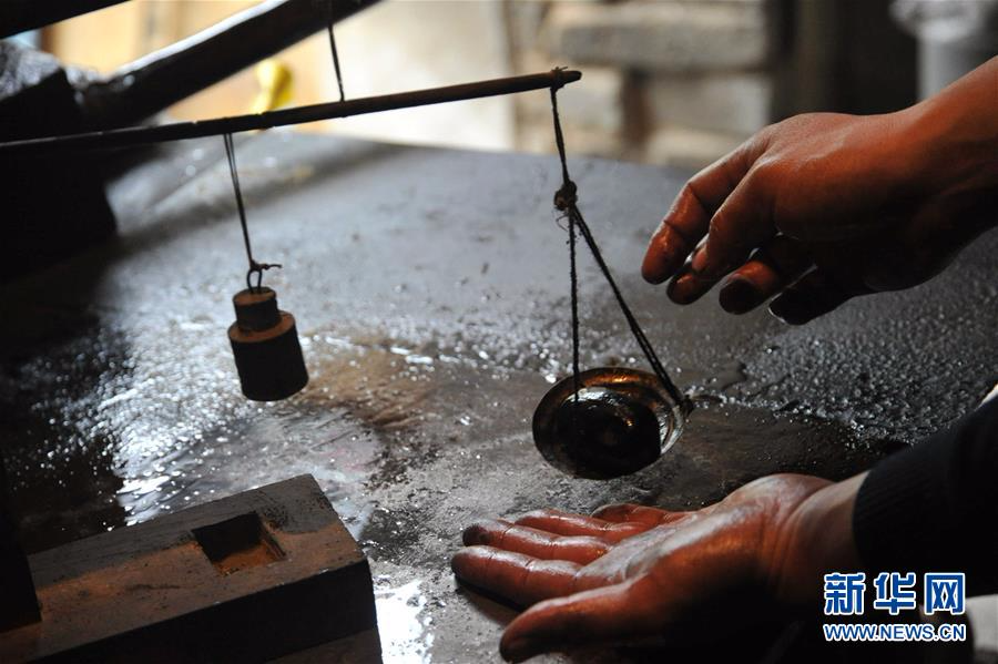 10月31日,在山西省运城市新绛县积文斋笔墨庄,绛墨制作技艺传承人