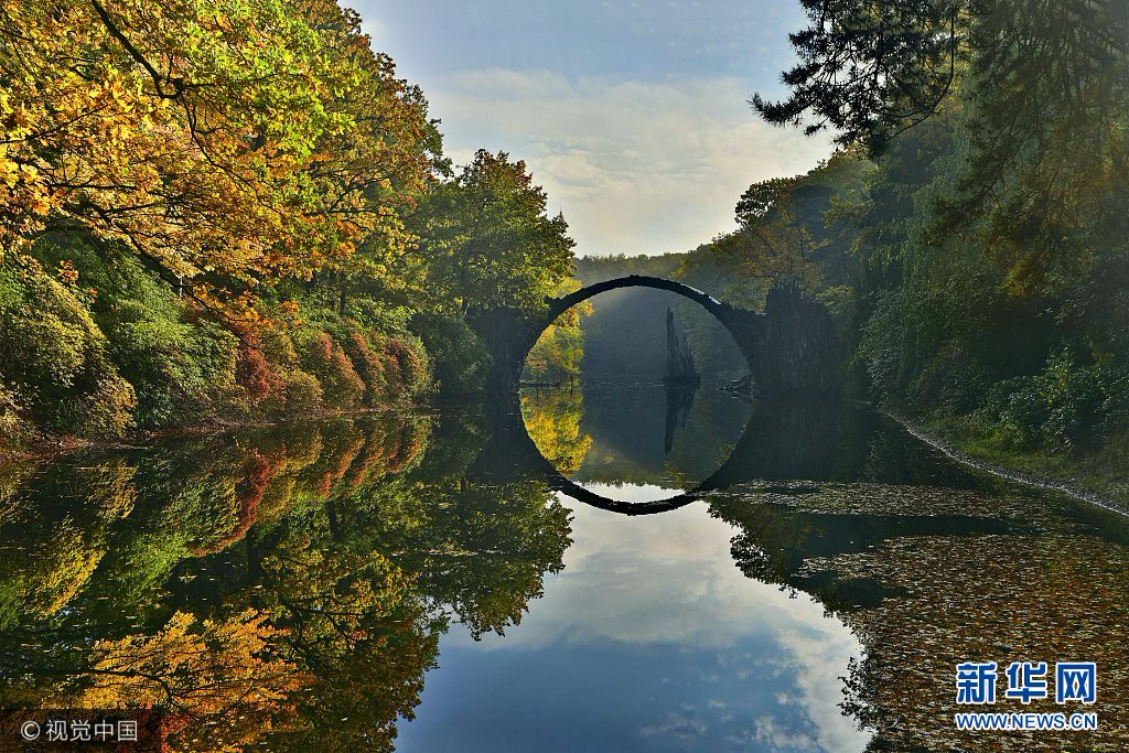 德国魔鬼桥水面倒影形成完美圆弧