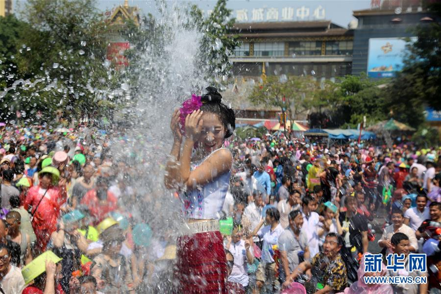 4月15日,人們在雲南省西雙版納傣族自治州景洪市潑水廣場潑水狂歡.