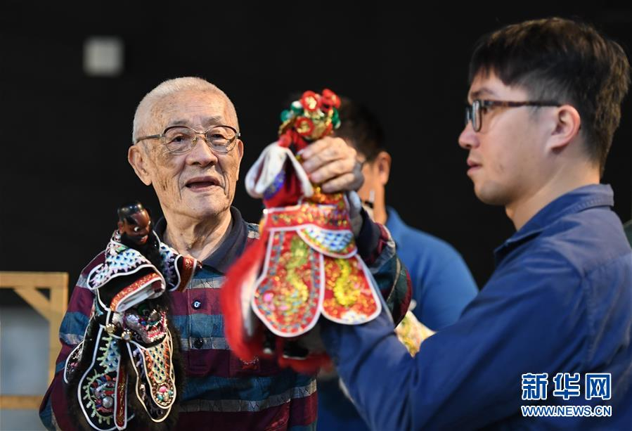 （两岸关系·两岸一家亲故事汇·图文互动）（1）台湾布袋戏大师陈锡煌的两岸缘