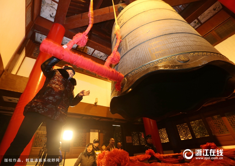 净寺敲钟祈福新年142015年12月31日230720