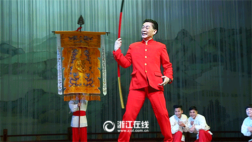 美猴王六小龄童杭州登台 带伤演绎《大圣归来》