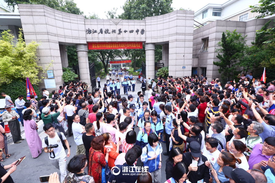 2016年高考首场考试结束 家长与孩子合影留念-影像中心-浙江在线