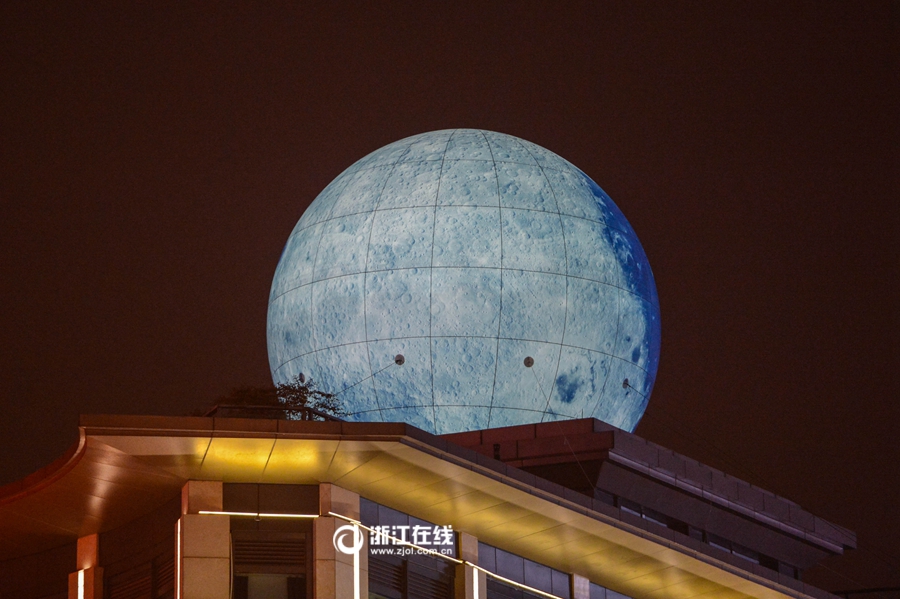 杭州某商场顶楼惊现巨型"月亮"