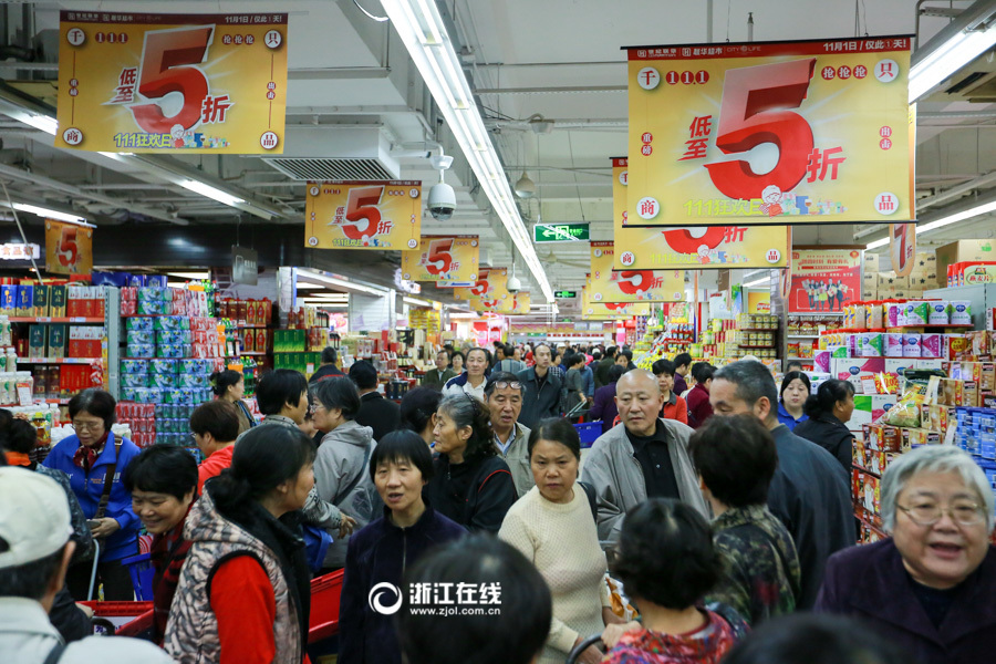 杭州超市五折促销 引发抢购热潮 3 7 2016年11月01日 10:42:59