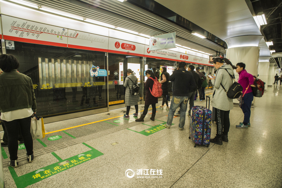 市武林广场地铁站,市民们有序地站在地铁一米线外的绿色线框内候车